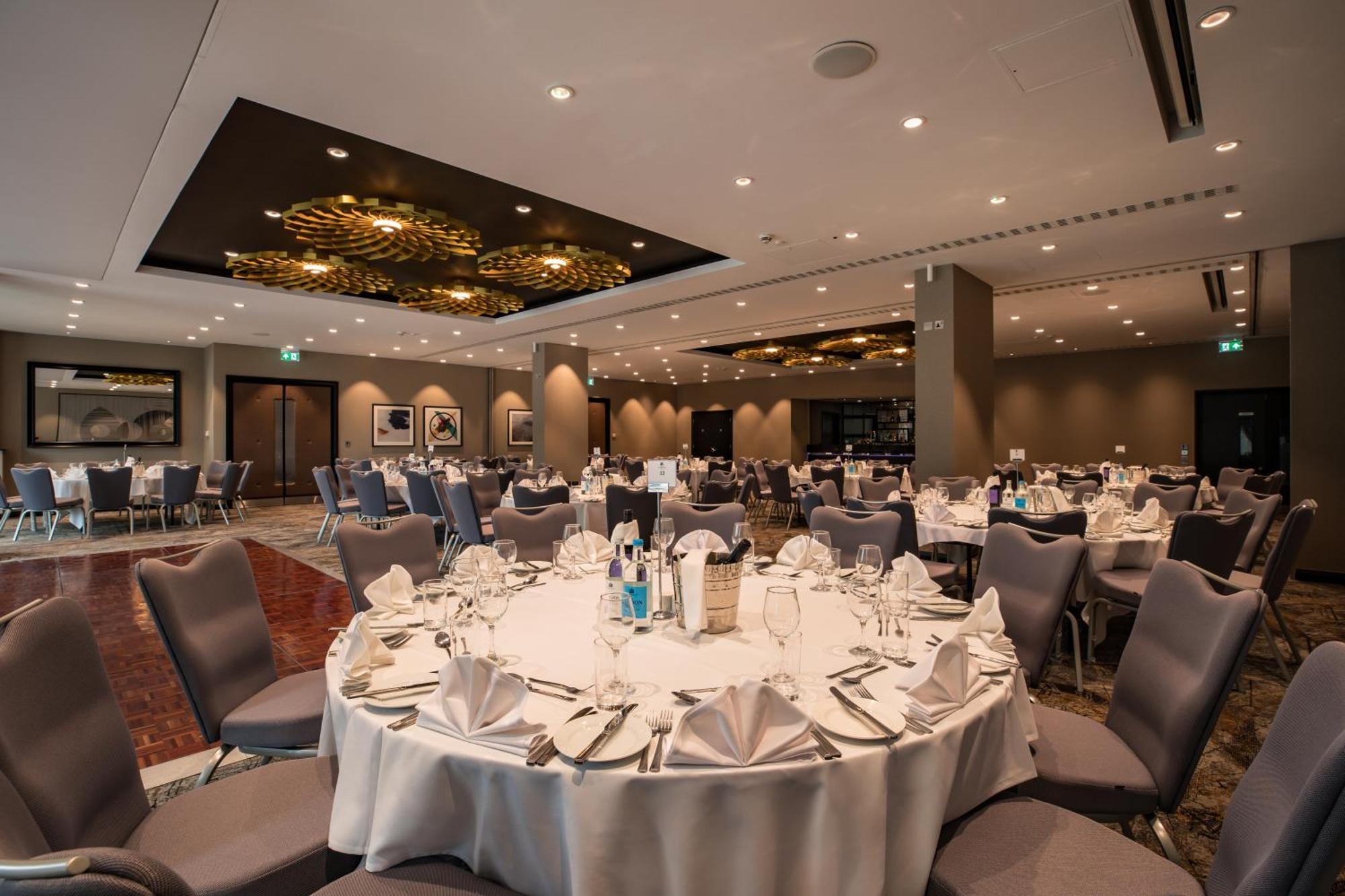 Hotel Doubletree By Hilton Woking Exterior foto