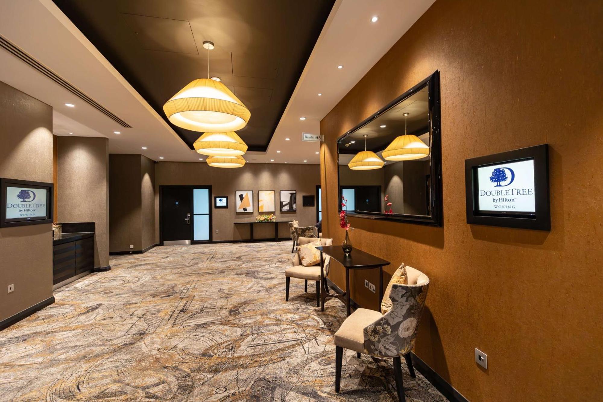 Hotel Doubletree By Hilton Woking Exterior foto