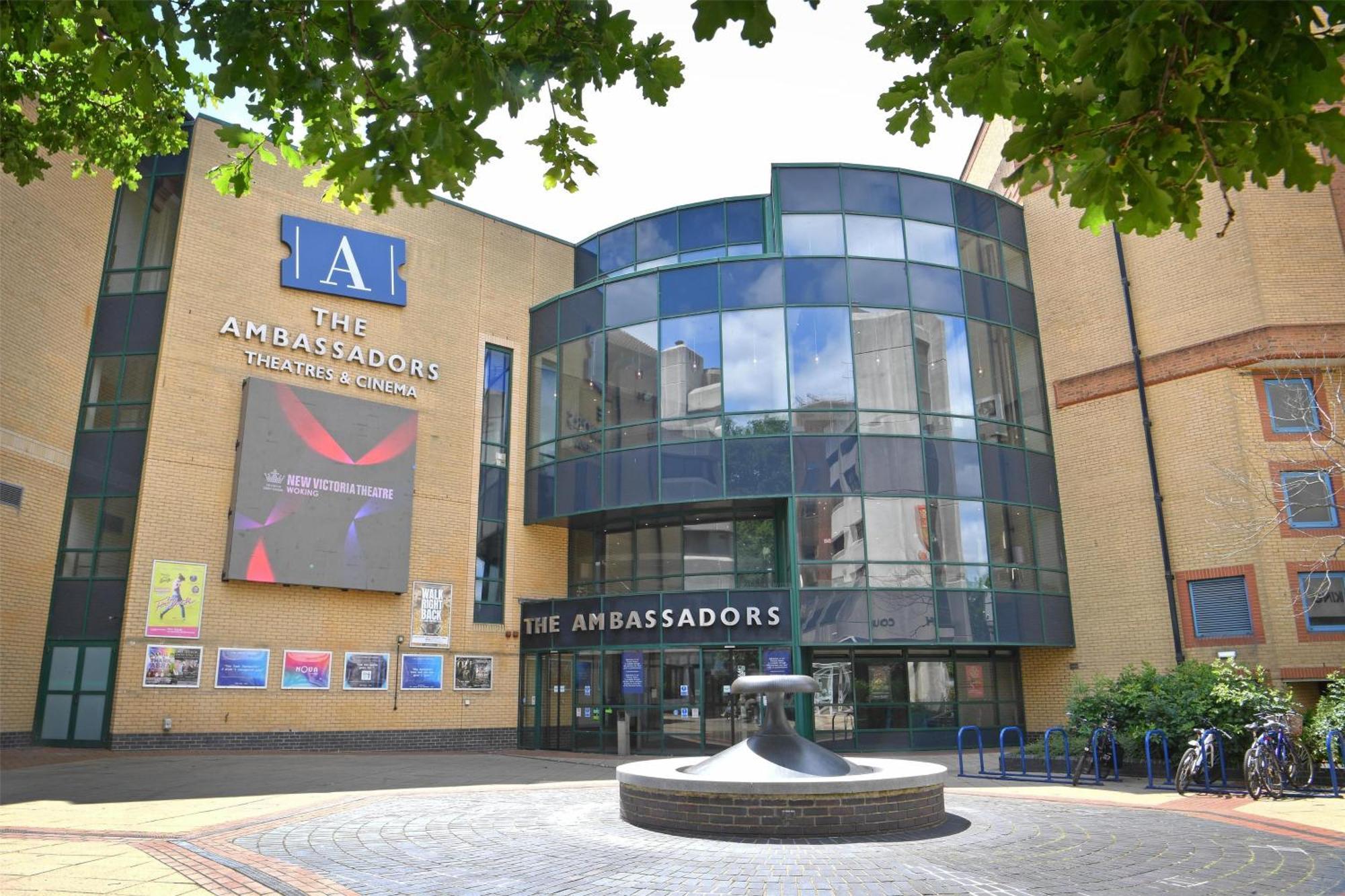 Hotel Doubletree By Hilton Woking Exterior foto